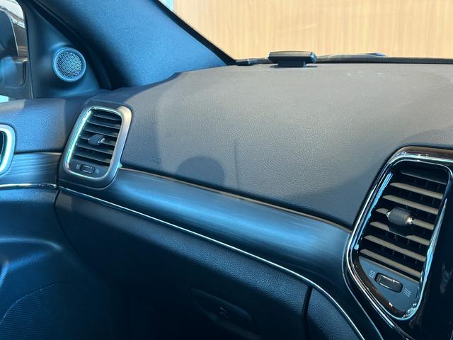 ジープ・グランドチェロキー ＷＫ　１０ｔｈアニバーサリーエディション　ＡＣＣ　ＬＫＡ　ＢＳＭ　純正ナビ　ＴＶ　フロント／サイド／バックカメラ　黒革　エアシート　シートヒーター　パワーシート　ＬＥＤヘッドライト　１８インチＡＷ　スマートキー　パワーバックドア　ワンオーナー（41枚目）