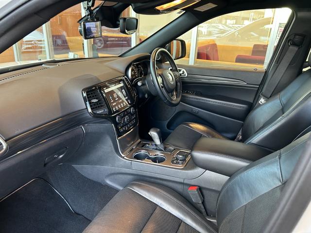 ジープ・グランドチェロキー ＷＫ　１０ｔｈアニバーサリーエディション　ＡＣＣ　ＬＫＡ　ＢＳＭ　純正ナビ　ＴＶ　フロント／サイド／バックカメラ　黒革　エアシート　シートヒーター　パワーシート　ＬＥＤヘッドライト　１８インチＡＷ　スマートキー　パワーバックドア　ワンオーナー（47枚目）