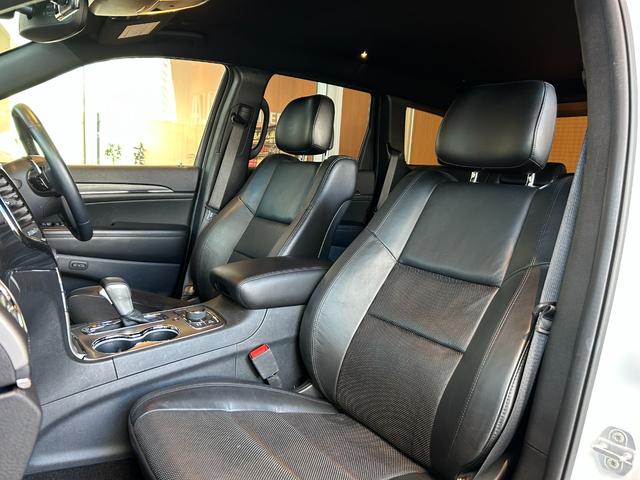 ジープ・グランドチェロキー ＷＫ　１０ｔｈアニバーサリーエディション　ＡＣＣ　ＬＫＡ　ＢＳＭ　純正ナビ　ＴＶ　フロント／サイド／バックカメラ　黒革　エアシート　シートヒーター　パワーシート　ＬＥＤヘッドライト　１８インチＡＷ　スマートキー　パワーバックドア　ワンオーナー（48枚目）