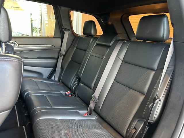 ジープ・グランドチェロキー ＷＫ　１０ｔｈアニバーサリーエディション　ＡＣＣ　ＬＫＡ　ＢＳＭ　純正ナビ　ＴＶ　フロント／サイド／バックカメラ　黒革　エアシート　シートヒーター　パワーシート　ＬＥＤヘッドライト　１８インチＡＷ　スマートキー　パワーバックドア　ワンオーナー（50枚目）