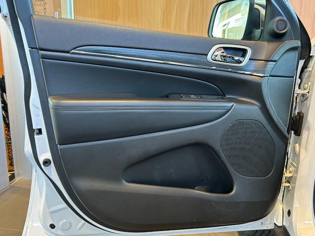 ジープ・グランドチェロキー ＷＫ　１０ｔｈアニバーサリーエディション　ＡＣＣ　ＬＫＡ　ＢＳＭ　純正ナビ　ＴＶ　フロント／サイド／バックカメラ　黒革　エアシート　シートヒーター　パワーシート　ＬＥＤヘッドライト　１８インチＡＷ　スマートキー　パワーバックドア　ワンオーナー（52枚目）