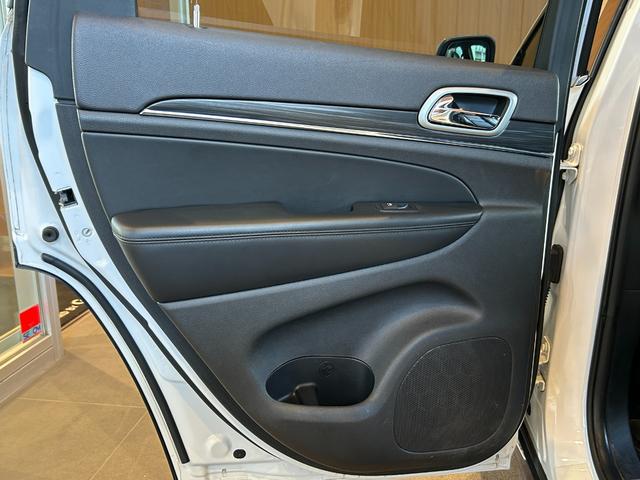 ジープ・グランドチェロキー ＷＫ　１０ｔｈアニバーサリーエディション　ＡＣＣ　ＬＫＡ　ＢＳＭ　純正ナビ　ＴＶ　フロント／サイド／バックカメラ　黒革　エアシート　シートヒーター　パワーシート　ＬＥＤヘッドライト　１８インチＡＷ　スマートキー　パワーバックドア　ワンオーナー（54枚目）