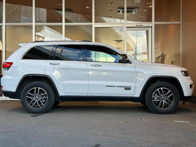 ジープ・グランドチェロキー ＷＫ　１０ｔｈアニバーサリーエディション　ＡＣＣ　ＬＫＡ　ＢＳＭ　純正ナビ　ＴＶ　フロント／サイド／バックカメラ　黒革　エアシート　シートヒーター　パワーシート　ＬＥＤヘッドライト　１８インチＡＷ　スマートキー　パワーバックドア　ワンオーナー（60枚目）