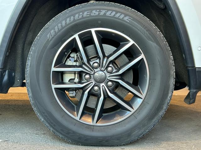 ジープ・グランドチェロキー ＷＫ　１０ｔｈアニバーサリーエディション　ＡＣＣ　ＬＫＡ　ＢＳＭ　純正ナビ　ＴＶ　フロント／サイド／バックカメラ　黒革　エアシート　シートヒーター　パワーシート　ＬＥＤヘッドライト　１８インチＡＷ　スマートキー　パワーバックドア　ワンオーナー（68枚目）