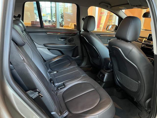 ２シリーズ ２１８ｉグランツアラー　ラグジュアリー　アドバンスドアクティブセーフティＰＫＧ　ＡＣＣ　ＨＵＤ　ＬＤＷ　ｉＤｒｉｖｅナビ　バックカメラ　前後ＰＤＣ　黒革　シートヒーター　パワーシート　コンフォートアクセス　ＬＥＤヘッドライト　１８インチＡＷ（8枚目）