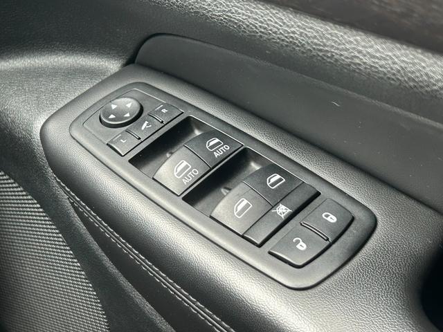 ジープ・グランドチェロキー ラレード　後期モデル　バネサス　ナビ　ブルートゥース　Ｂカメラ　スマートキー　禁煙車　クルーズコントロール　サイドステップ　パドルシフト（29枚目）
