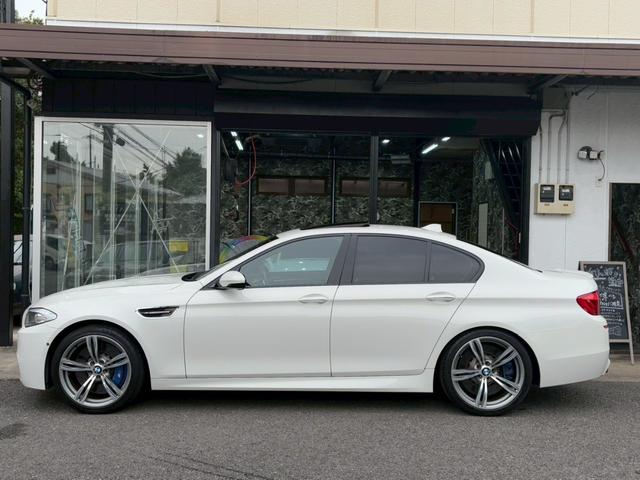 Ｍ５ Ｍ５　サンルーフ　黒革　パワーシート　シートヒーター　ベンチレーション　ヘッドアップディスプレイ　トップビューカメラ　ＥＴＣ　記録簿（9枚目）