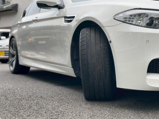 Ｍ５ Ｍ５　サンルーフ　黒革　パワーシート　シートヒーター　ベンチレーション　ヘッドアップディスプレイ　トップビューカメラ　ＥＴＣ　記録簿（39枚目）