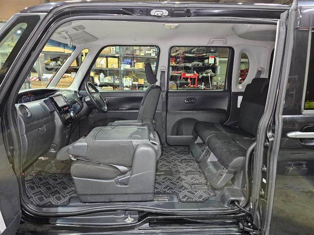 助手席がパタンと二つ折りになるので、荷物が多くても安心！