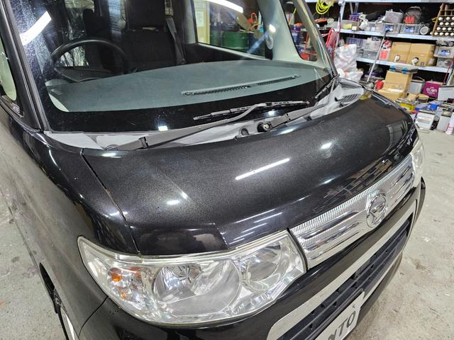 ボンネットはとてもピカピカです。