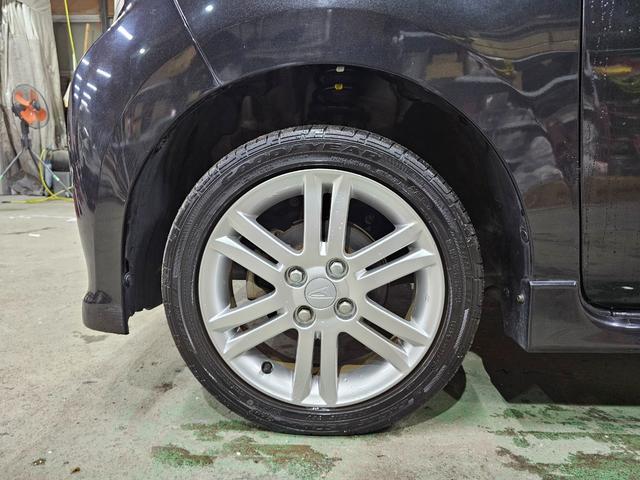 ピカピカのホイール。タイヤも車検適合です。