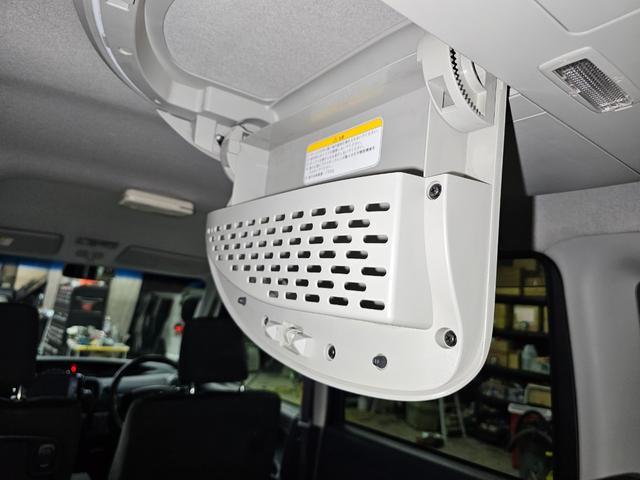 純正オプションのオーバーヘッドコンソール付き車両です。