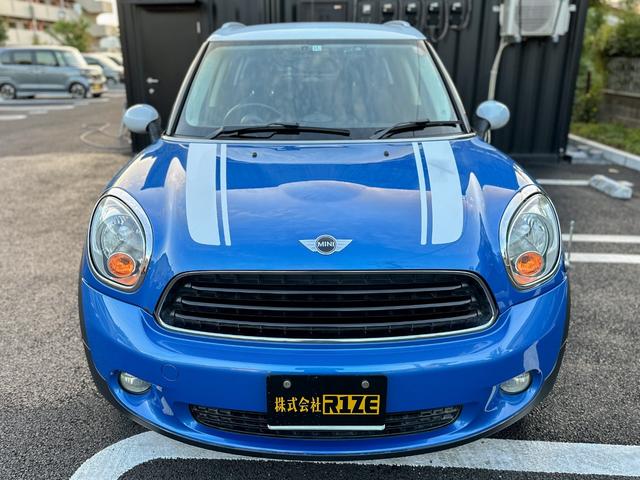 クーパー クロスオーバー 禁煙車 カロッツェリアETC 車内外ドラレコ プッシュスタート 純正16インチアルミ グリル・サイドマーカーカバー艶ありブラックペイント済 ブルーxホワイトツートン ルーフレール 電動格納ミラー(5枚目)