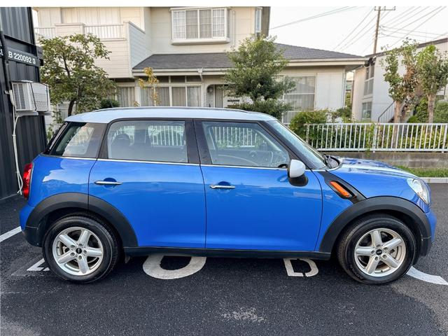 クーパー クロスオーバー 禁煙車 カロッツェリアETC 車内外ドラレコ プッシュスタート 純正16インチアルミ グリル・サイドマーカーカバー艶ありブラックペイント済 ブルーxホワイトツートン ルーフレール 電動格納ミラー(8枚目)