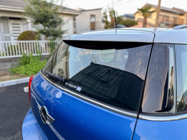 クーパー クロスオーバー 禁煙車 カロッツェリアETC 車内外ドラレコ プッシュスタート 純正16インチアルミ グリル・サイドマーカーカバー艶ありブラックペイント済 ブルーxホワイトツートン ルーフレール 電動格納ミラー(13枚目)