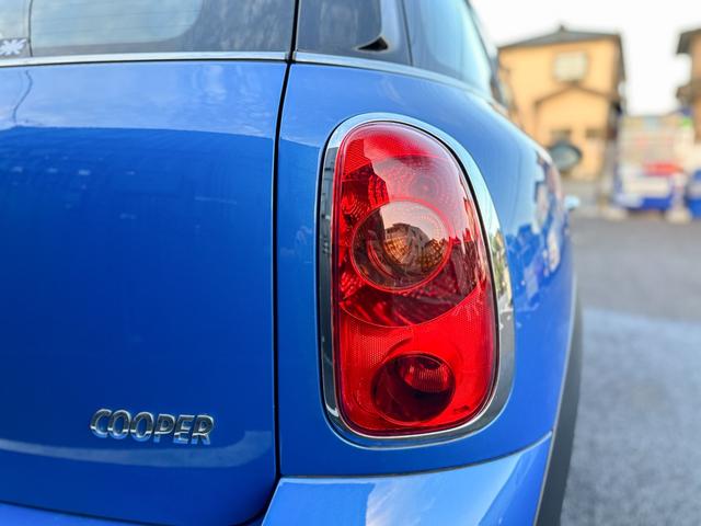 クーパー クロスオーバー 禁煙車 カロッツェリアETC 車内外ドラレコ プッシュスタート 純正16インチアルミ グリル・サイドマーカーカバー艶ありブラックペイント済 ブルーxホワイトツートン ルーフレール 電動格納ミラー(15枚目)