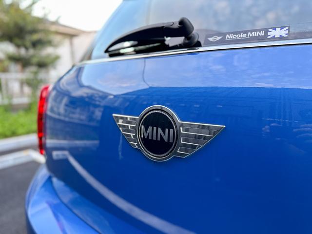 クーパー クロスオーバー 禁煙車 カロッツェリアETC 車内外ドラレコ プッシュスタート 純正16インチアルミ グリル・サイドマーカーカバー艶ありブラックペイント済 ブルーxホワイトツートン ルーフレール 電動格納ミラー(16枚目)