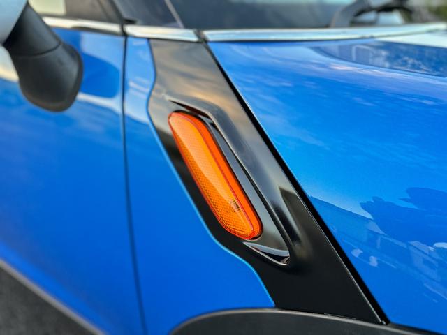 クーパー クロスオーバー 禁煙車 カロッツェリアETC 車内外ドラレコ プッシュスタート 純正16インチアルミ グリル・サイドマーカーカバー艶ありブラックペイント済 ブルーxホワイトツートン ルーフレール 電動格納ミラー(22枚目)