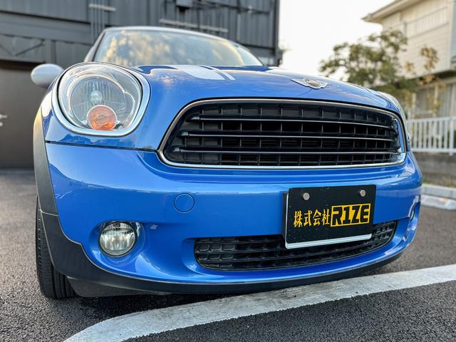 クーパー クロスオーバー 禁煙車 カロッツェリアETC 車内外ドラレコ プッシュスタート 純正16インチアルミ グリル・サイドマーカーカバー艶ありブラックペイント済 ブルーxホワイトツートン ルーフレール 電動格納ミラー(23枚目)