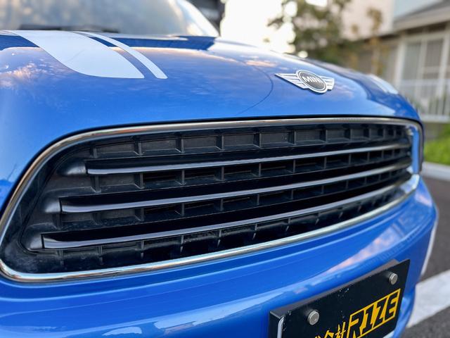 クーパー クロスオーバー 禁煙車 カロッツェリアETC 車内外ドラレコ プッシュスタート 純正16インチアルミ グリル・サイドマーカーカバー艶ありブラックペイント済 ブルーxホワイトツートン ルーフレール 電動格納ミラー(28枚目)