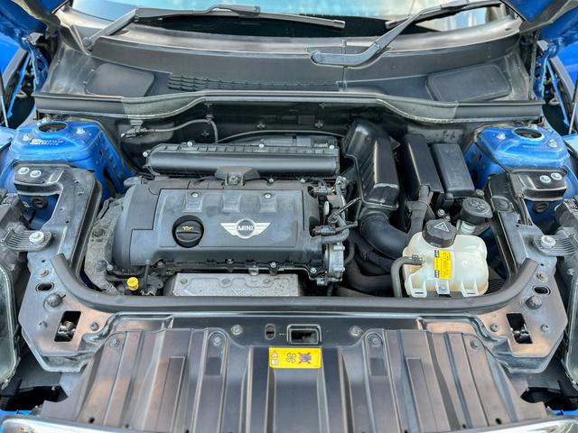 クーパー クロスオーバー 禁煙車 カロッツェリアETC 車内外ドラレコ プッシュスタート 純正16インチアルミ グリル・サイドマーカーカバー艶ありブラックペイント済 ブルーxホワイトツートン ルーフレール 電動格納ミラー(30枚目)