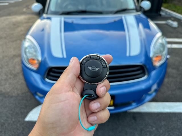 クーパー クロスオーバー 禁煙車 カロッツェリアETC 車内外ドラレコ プッシュスタート 純正16インチアルミ グリル・サイドマーカーカバー艶ありブラックペイント済 ブルーxホワイトツートン ルーフレール 電動格納ミラー(31枚目)