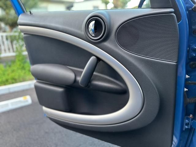 クーパー クロスオーバー 禁煙車 カロッツェリアETC 車内外ドラレコ プッシュスタート 純正16インチアルミ グリル・サイドマーカーカバー艶ありブラックペイント済 ブルーxホワイトツートン ルーフレール 電動格納ミラー(36枚目)