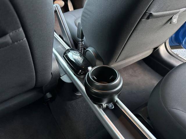 クーパー クロスオーバー 禁煙車 カロッツェリアETC 車内外ドラレコ プッシュスタート 純正16インチアルミ グリル・サイドマーカーカバー艶ありブラックペイント済 ブルーxホワイトツートン ルーフレール 電動格納ミラー(51枚目)