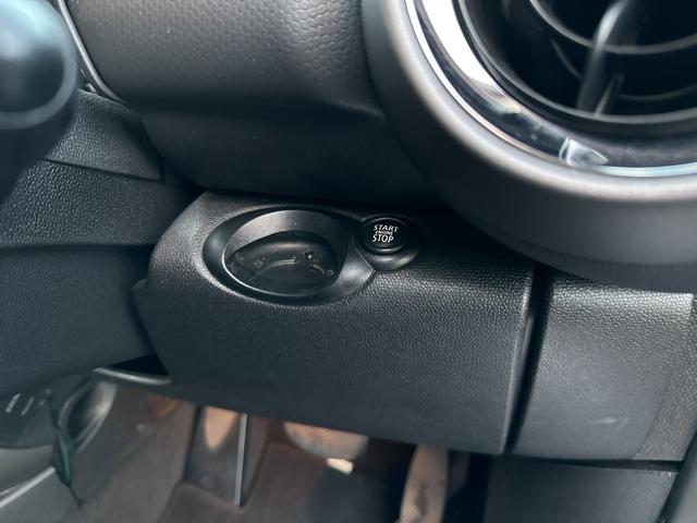 クーパー クロスオーバー 禁煙車 カロッツェリアETC 車内外ドラレコ プッシュスタート 純正16インチアルミ グリル・サイドマーカーカバー艶ありブラックペイント済 ブルーxホワイトツートン ルーフレール 電動格納ミラー(56枚目)