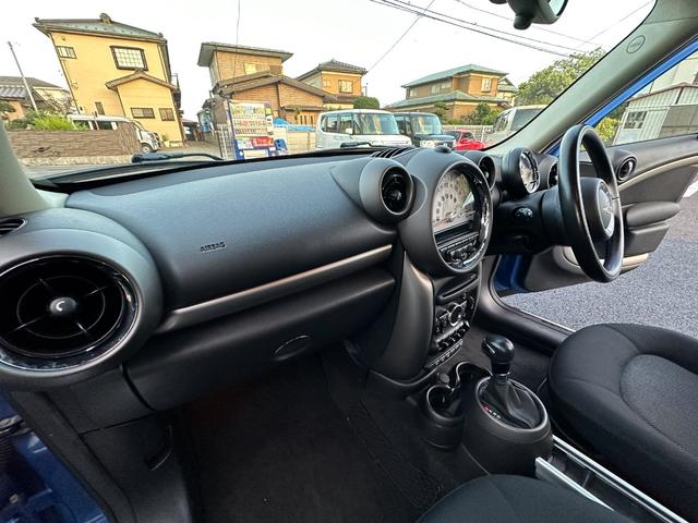 クーパー クロスオーバー 禁煙車 カロッツェリアETC 車内外ドラレコ プッシュスタート 純正16インチアルミ グリル・サイドマーカーカバー艶ありブラックペイント済 ブルーxホワイトツートン ルーフレール 電動格納ミラー(63枚目)