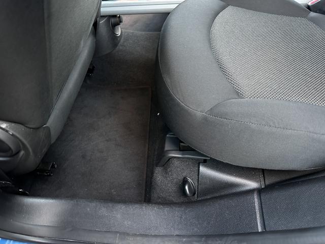 クーパー クロスオーバー 禁煙車 カロッツェリアETC 車内外ドラレコ プッシュスタート 純正16インチアルミ グリル・サイドマーカーカバー艶ありブラックペイント済 ブルーxホワイトツートン ルーフレール 電動格納ミラー(78枚目)