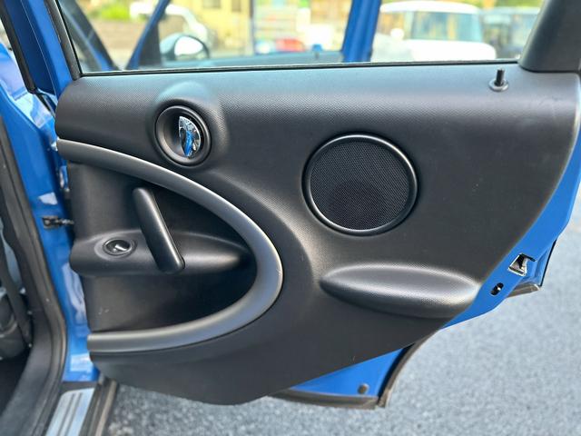 クーパー クロスオーバー 禁煙車 カロッツェリアETC 車内外ドラレコ プッシュスタート 純正16インチアルミ グリル・サイドマーカーカバー艶ありブラックペイント済 ブルーxホワイトツートン ルーフレール 電動格納ミラー(79枚目)