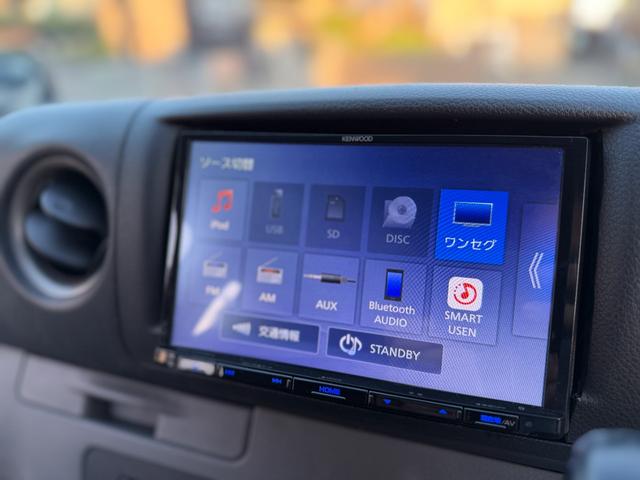 ＮＶ３５０キャラバンバン ロングライダープレミアムＧＸ　８インチデカナビ　１セグＴＶ　Ｂｌｕｅｔｏｏｔｈ　バックカメラ　スマートキ　プッシュスタート　ＨＩＤヘッド　ビルトインＥＴＣ　新品ブラックウッドガングリップハンドル　フロントレザーシートスワップ済（45枚目）