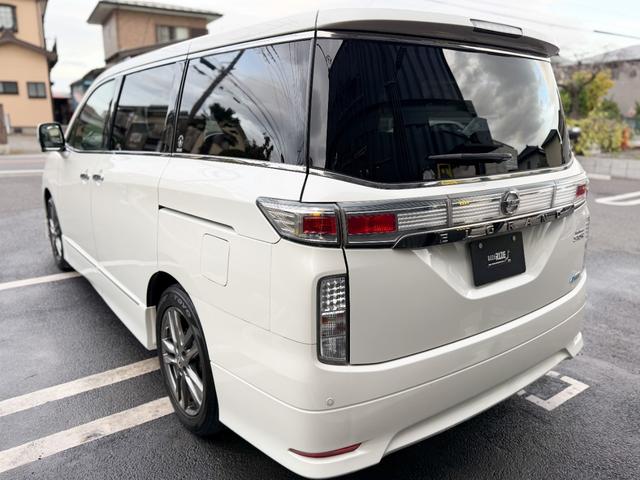 エルグランド ２５０ハイウェイスターアーバンクロム　禁煙車　純正ナビ　アラウンドビューモニター　パワーバックドア　両側パワースライドドア　本革シート　Ｐスタート　スマートキー　フリップダウンモニター　デイライト　ドラレコ　キャプテン　オットマン　７人（12枚目）