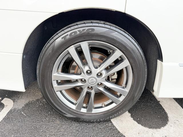 エルグランド ２５０ハイウェイスターアーバンクロム　禁煙車　純正ナビ　アラウンドビューモニター　パワーバックドア　両側パワースライドドア　本革シート　Ｐスタート　スマートキー　フリップダウンモニター　デイライト　ドラレコ　キャプテン　オットマン　７人（24枚目）