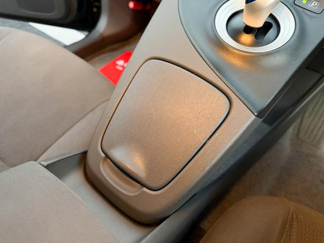 プリウス Ｓ　禁煙車　純正ＯＰメモリーナビ　１セグＴＶ　バックカメラ　フルオートエアコン　電動格納ミラー　ビルトインＥＴＣ　ヘッドライトレベライザー　シートリフター　ミラーウインカー　グレーインテリア　ステリモ（50枚目）