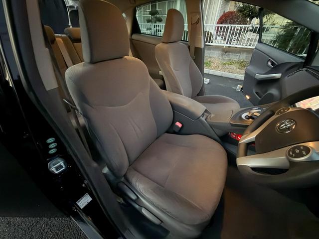 プリウス Ｓ　禁煙車　純正ＯＰメモリーナビ　１セグＴＶ　バックカメラ　フルオートエアコン　電動格納ミラー　ビルトインＥＴＣ　ヘッドライトレベライザー　シートリフター　ミラーウインカー　グレーインテリア　ステリモ（64枚目）