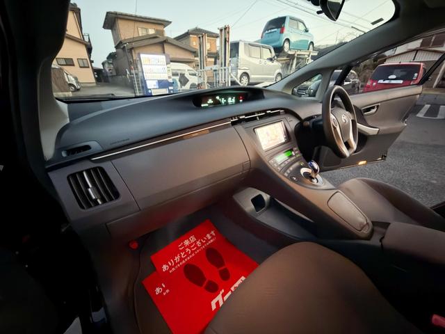 プリウス Ｓ　禁煙車　純正ＯＰメモリーナビ　１セグＴＶ　バックカメラ　フルオートエアコン　電動格納ミラー　ビルトインＥＴＣ　ヘッドライトレベライザー　シートリフター　ミラーウインカー　グレーインテリア　ステリモ（69枚目）