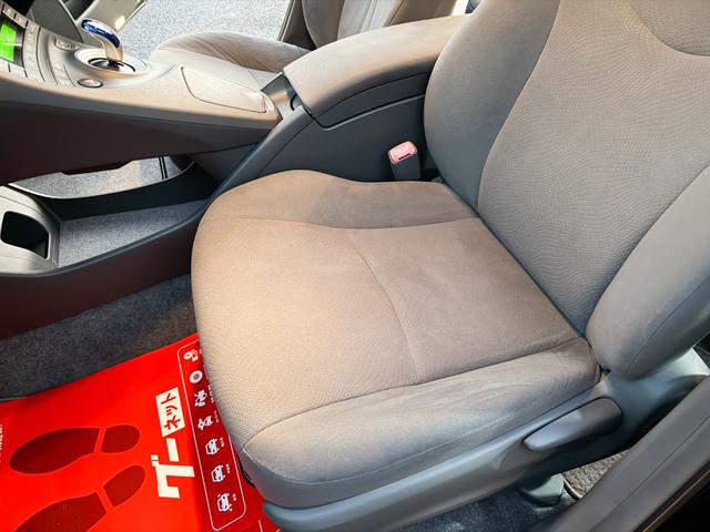 プリウス Ｓ　禁煙車　純正ＯＰメモリーナビ　１セグＴＶ　バックカメラ　フルオートエアコン　電動格納ミラー　ビルトインＥＴＣ　ヘッドライトレベライザー　シートリフター　ミラーウインカー　グレーインテリア　ステリモ（79枚目）