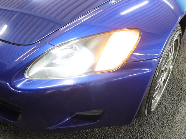 S2000 ベースグレード BBS17インチアルミRG-R/禁煙車/社外マフラー/ハーフレザーシート/キーレスエントリー/HIDヘッドライト/電動ソフトトップ/革巻きステアリングホイール/SRSエアバッグ/リモコンキー(21枚目)