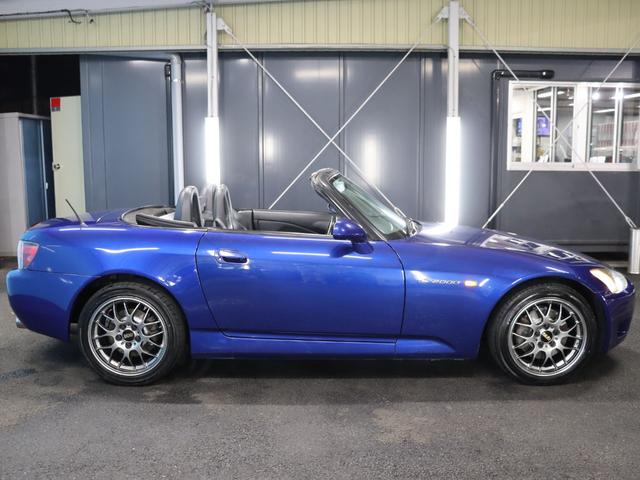 S2000 ベースグレード BBS17インチアルミRG-R/禁煙車/社外マフラー/ハーフレザーシート/キーレスエントリー/HIDヘッドライト/電動ソフトトップ/革巻きステアリングホイール/SRSエアバッグ/リモコンキー(25枚目)