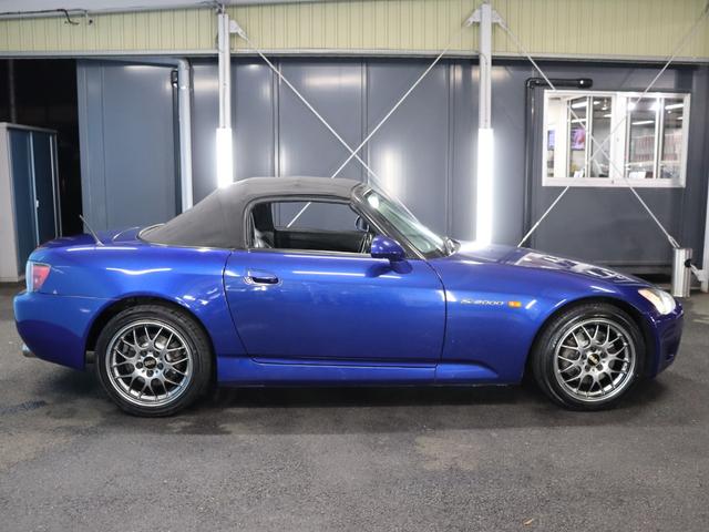 S2000 ベースグレード BBS17インチアルミRG-R/禁煙車/社外マフラー/ハーフレザーシート/キーレスエントリー/HIDヘッドライト/電動ソフトトップ/革巻きステアリングホイール/SRSエアバッグ/リモコンキー(26枚目)