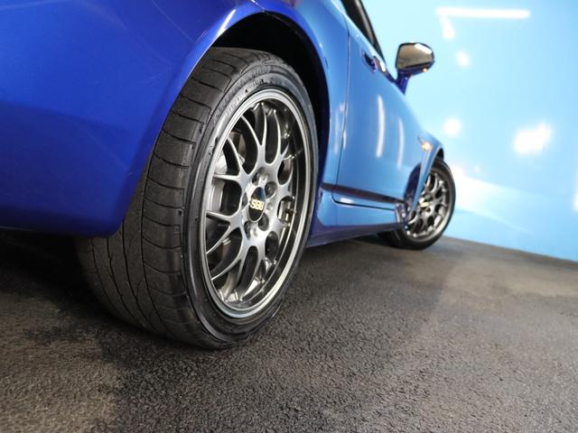 S2000 ベースグレード BBS17インチアルミRG-R/禁煙車/社外マフラー/ハーフレザーシート/キーレスエントリー/HIDヘッドライト/電動ソフトトップ/革巻きステアリングホイール/SRSエアバッグ/リモコンキー(30枚目)