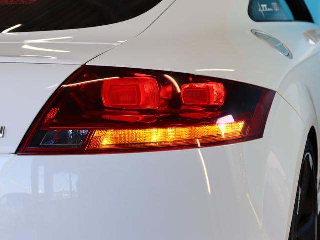 ＴＴクーペ ２．０ＴＦＳＩ　Ｓラインパッケージ／純正ナビ／Ｂｌｕｅｔｏｏｔｈオーディオ／フルセグ／Ｂカメラ／ＥＴＣ／電動格納ミラー／オートライト／バックフォグ／ＭＴモード／社外１９インチＡＷ（29枚目）