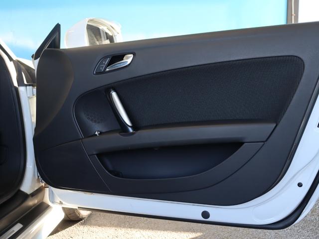 ＴＴクーペ ２．０ＴＦＳＩ　Ｓラインパッケージ／純正ナビ／Ｂｌｕｅｔｏｏｔｈオーディオ／フルセグ／Ｂカメラ／ＥＴＣ／電動格納ミラー／オートライト／バックフォグ／ＭＴモード／社外１９インチＡＷ（38枚目）