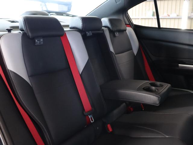 後部座席もあまり使用感もなくキレイです♪