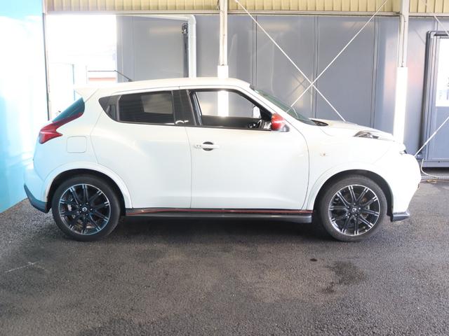 ジューク ニスモ　４ＷＤ／純正ナビ／Ｂｌｕｅｔｏｏｔｈオーディオ／フルセグ／バックカメラ／ＤＶＤ・ＣＤ視聴可能／禁煙／スマートキー／ＥＴＣ／ニスモ専用シート／純正１８インチＡＷ／オートライト／電動格納ミラー（22枚目）