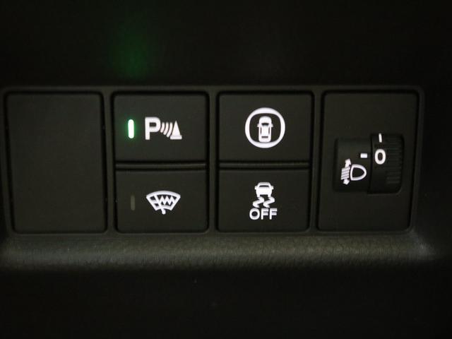 フィット ｅ：ＨＥＶリュクス　ブラウン革ハーフレザーシート／コンフォートビューパッケージ／置くだけ充電／純正８インチナビ／バックカメラ／Ｂｌｕｅｔｏｏｔｈ接続／衝突軽減ブレーキ／アダプティブクルーズコントロール（14枚目）