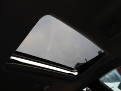 【純正オプション：ムーンルーフ】サンルーフ付きとなっておりますので、開放感のある車内を体感できますね！！ 6