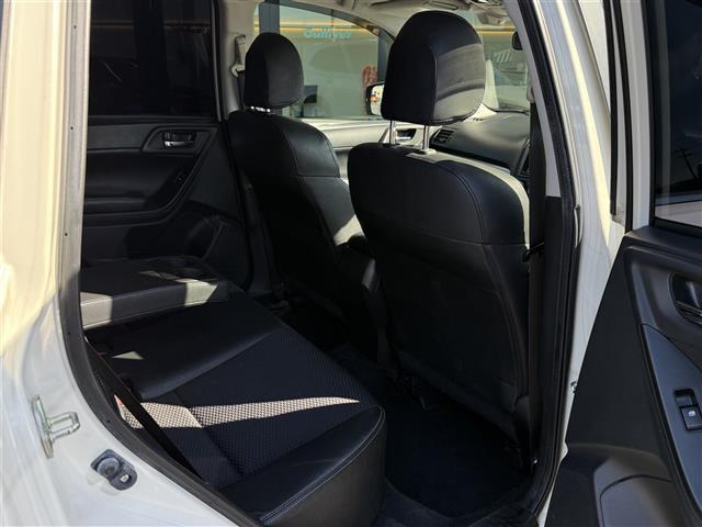 フォレスター 2.0XT アイサイト 衝突被害軽減装置 フルセグ地デジTV 車線逸脱警告 Bluetoothオーディオ アクセスキー パワ-シ-ト Wエアバッグ AAC ターボモデル 運転席エアバッグ メモリーナビ オートライト ABS(15枚目)